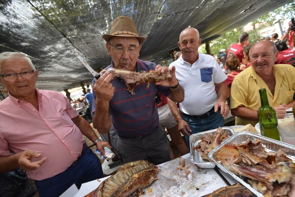 Moraña fue hoy el templo del carneiro ao espeto, plato que degustaron los vecinos y los visitantes acompañado de empanadas de zorza o bacalao con pasas