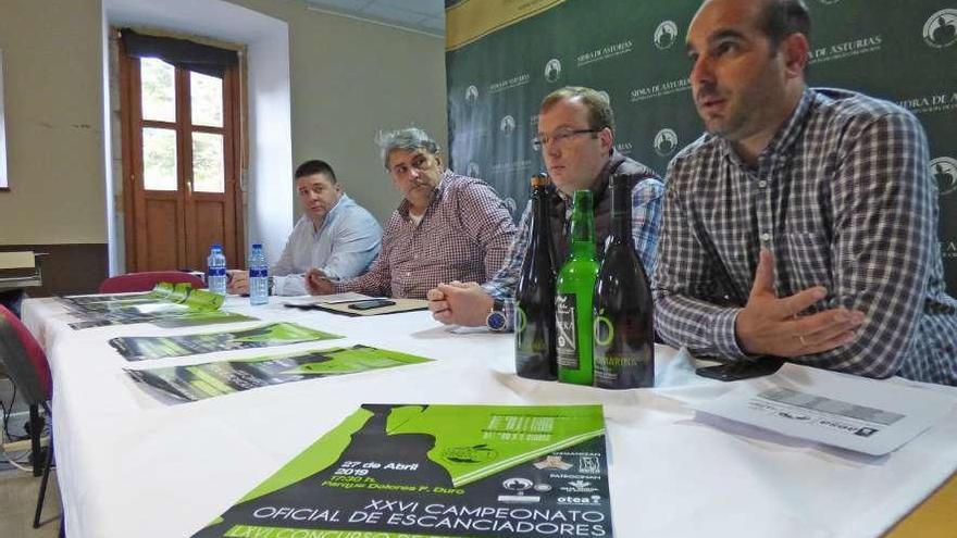 Félix de la Fuente, Enrique Tuya, Tino Cortina y Daniel Ruiz, ayer, durante la presentación.