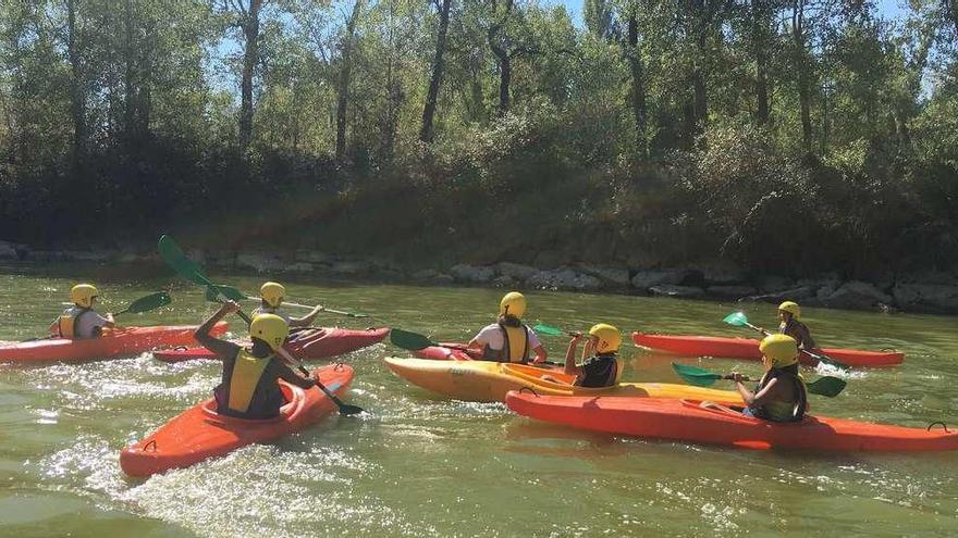 Partido de kayak polo con el que se clausuró el curso de verano.