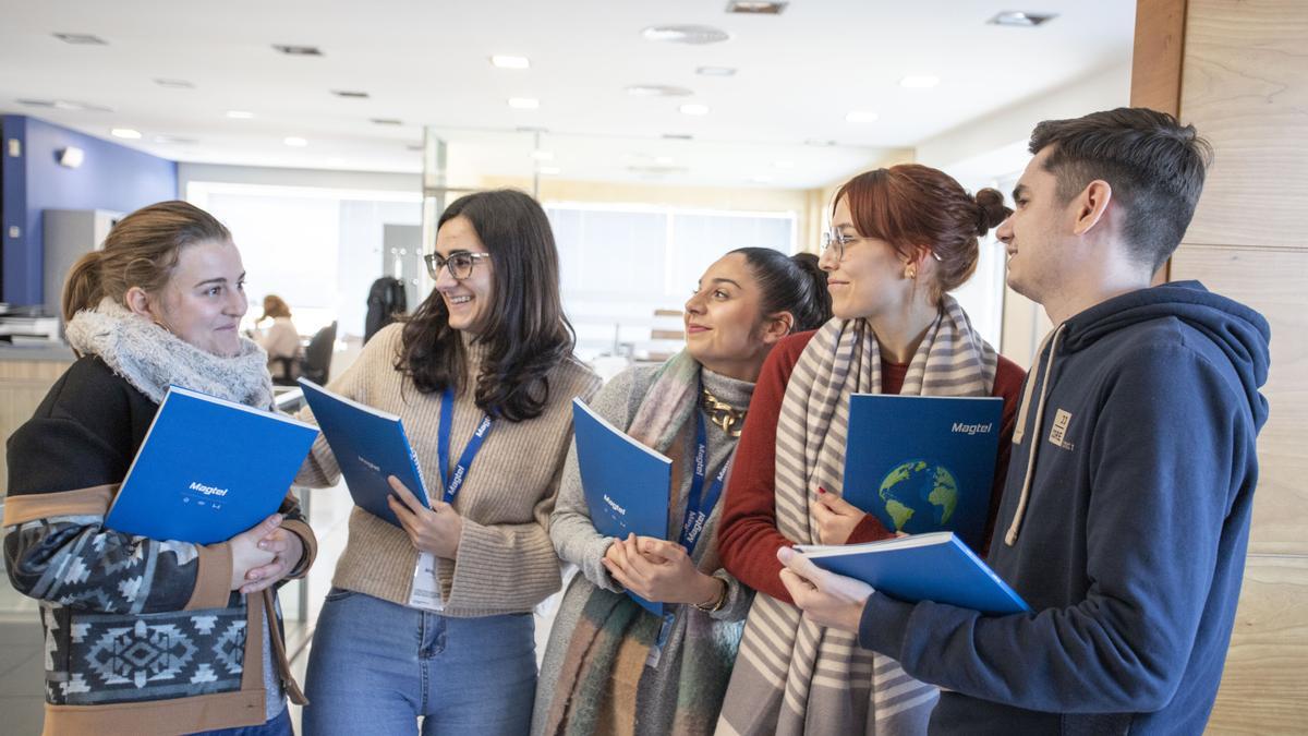 Un grupo de jóvenes conversa sobre el programa de formación.