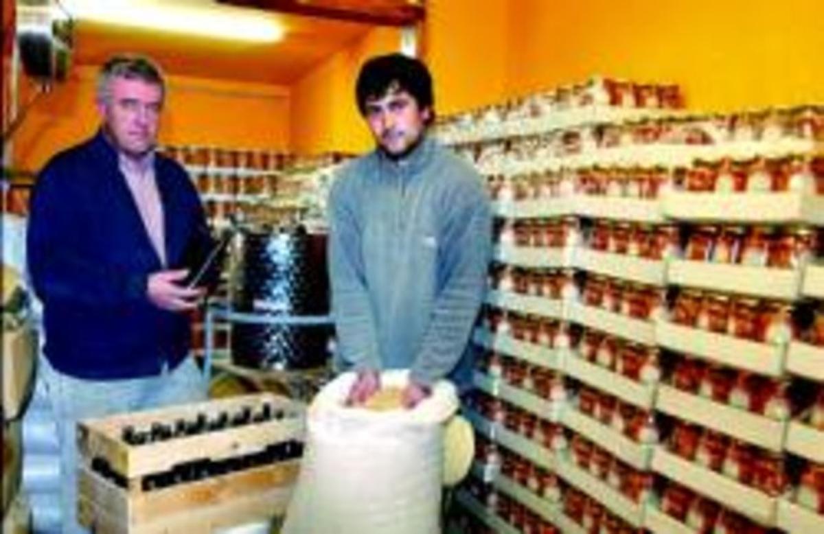 Els cooperativistes Josep Puigpelat, a l’esquerra, i Jordi Vilaseca, mostren ampolles de cervesa i ordi. Els cooperativistes Josep Puigpelat, a l’esquerra, i Jordi Vilaseca, mostren ampolles de cervesa i ordi.