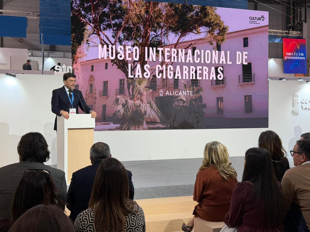 El alcalde, Luis Barcala, durante su intervención para presentar las principales apuestas de la oferta turística de Alicante en Fitur.
