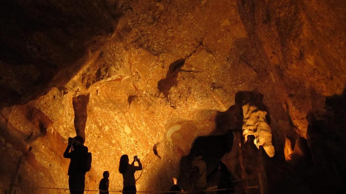 Cueva de Montserrat (Catalunya)