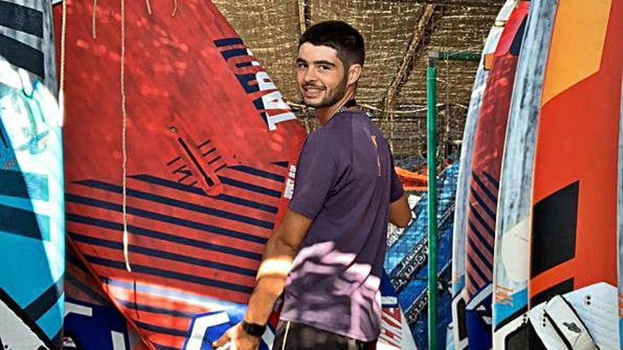 Ferran Calm treballant a l&#039;escola de vela de Fornells, a Menorca