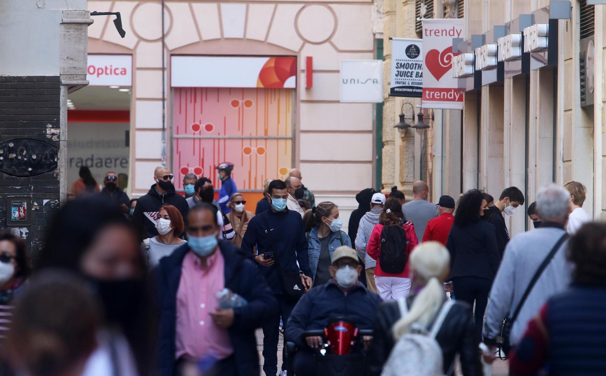 Colas en los comercios de Málaga el día antes del cierre de la actividad