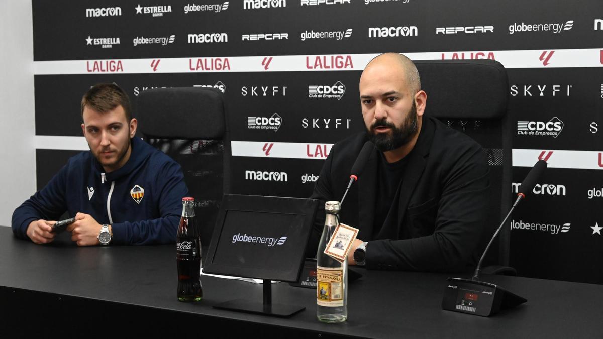 El responsable de comunicación, Marc Guidotti, y el director general del club, Alberto González, en la sala de prensa del SkyFi Castalia.