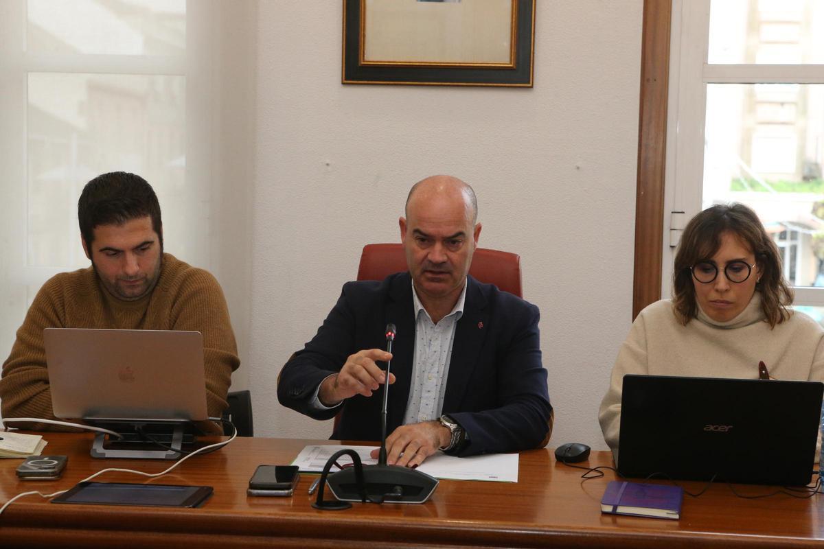 El alcalde, Félix Juncal, junto al edil de Facenda, Xosé Leal, y la nueva secretaria municipal, Lara Otero, en el pleno de ayer.