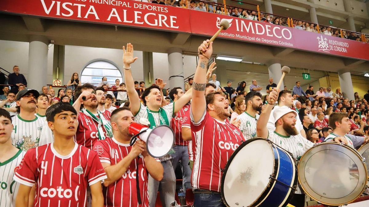 Un grupo de aficionados anima en Vista Alegre.