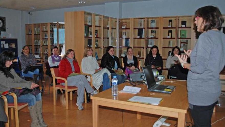 Covadonga Da Silva imparte una de las charlas en la Casa de Cultura naveta.