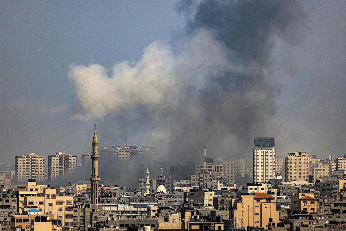 Columnas de humo sobre la ciudad de Gaza, tras un ataque con misiles israelí