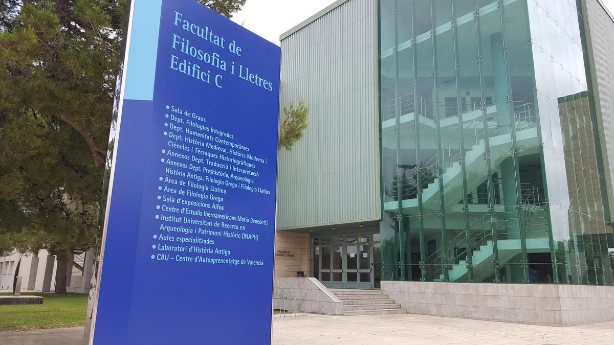 Facultad de Filosofía y Letras y la Escuela Politécnica Superior de la Universidad de Alicante.