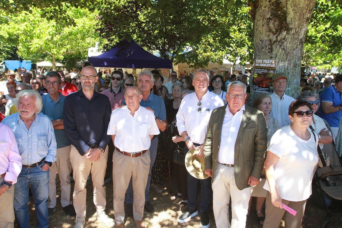 Entre las autoridades presentes este domingo en la fiesta del pan de Cea se encontraba el conselleiro de Sanidade, Antonio Gómez Caamaño.