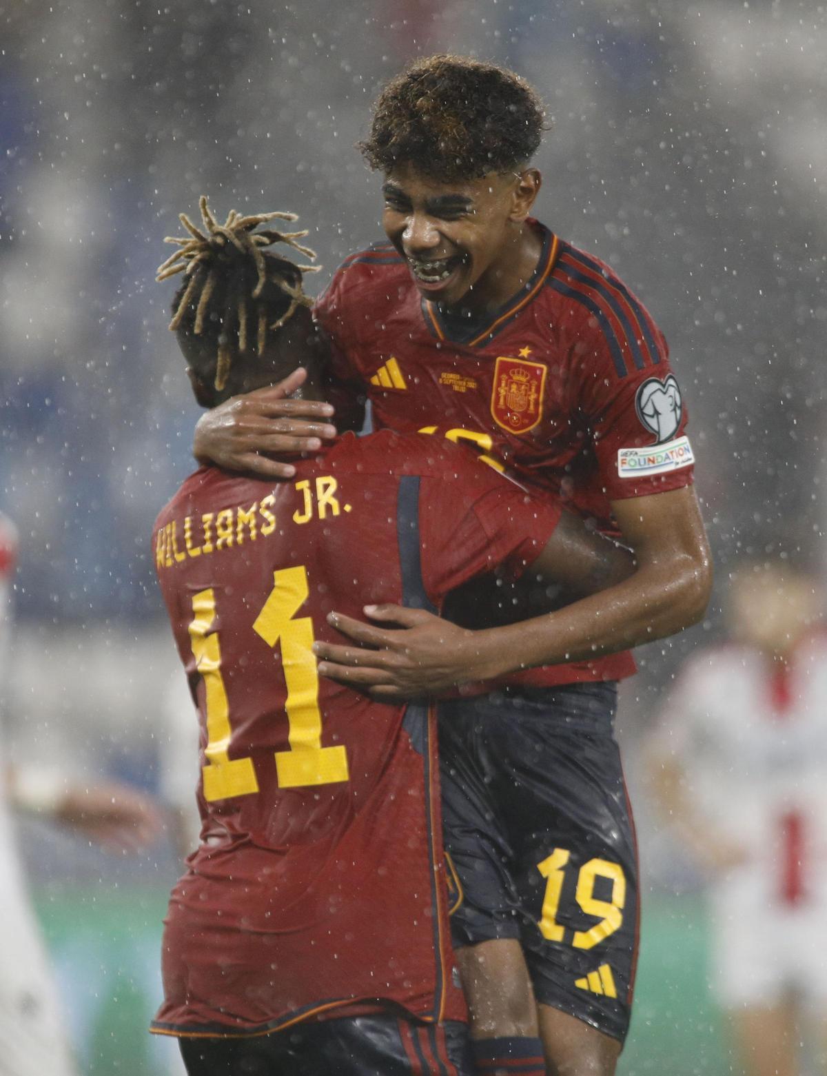  Nico Williams y Lamine Yamal celebrando el séptimo gol ante Georgia