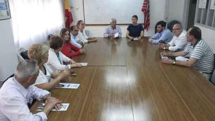 San Damián y su equipo durante su reunión con los representantes de la FAVE.