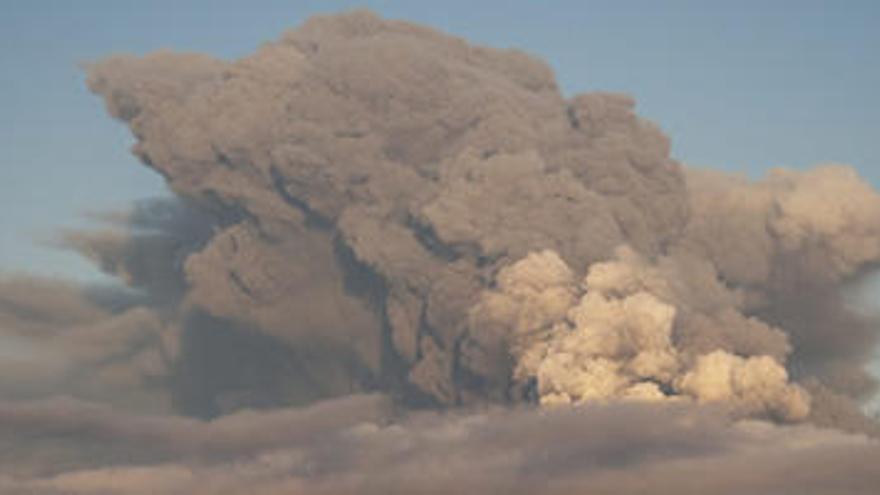 Nube volcánica procedente del volcán islandés.