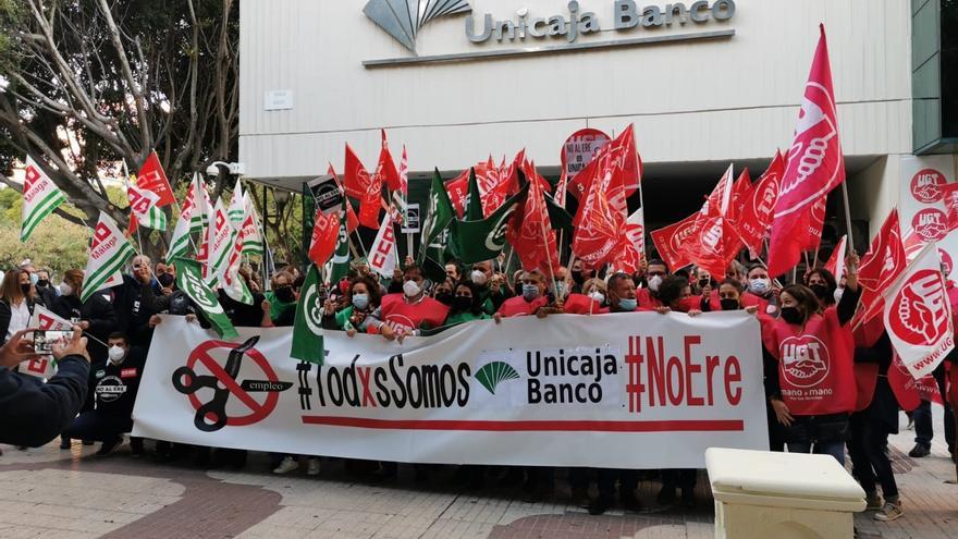 Concentración contra los despidos de Unicaja Banco ante la sede del banco en Málaga, el 16 de noviembre de 2021.