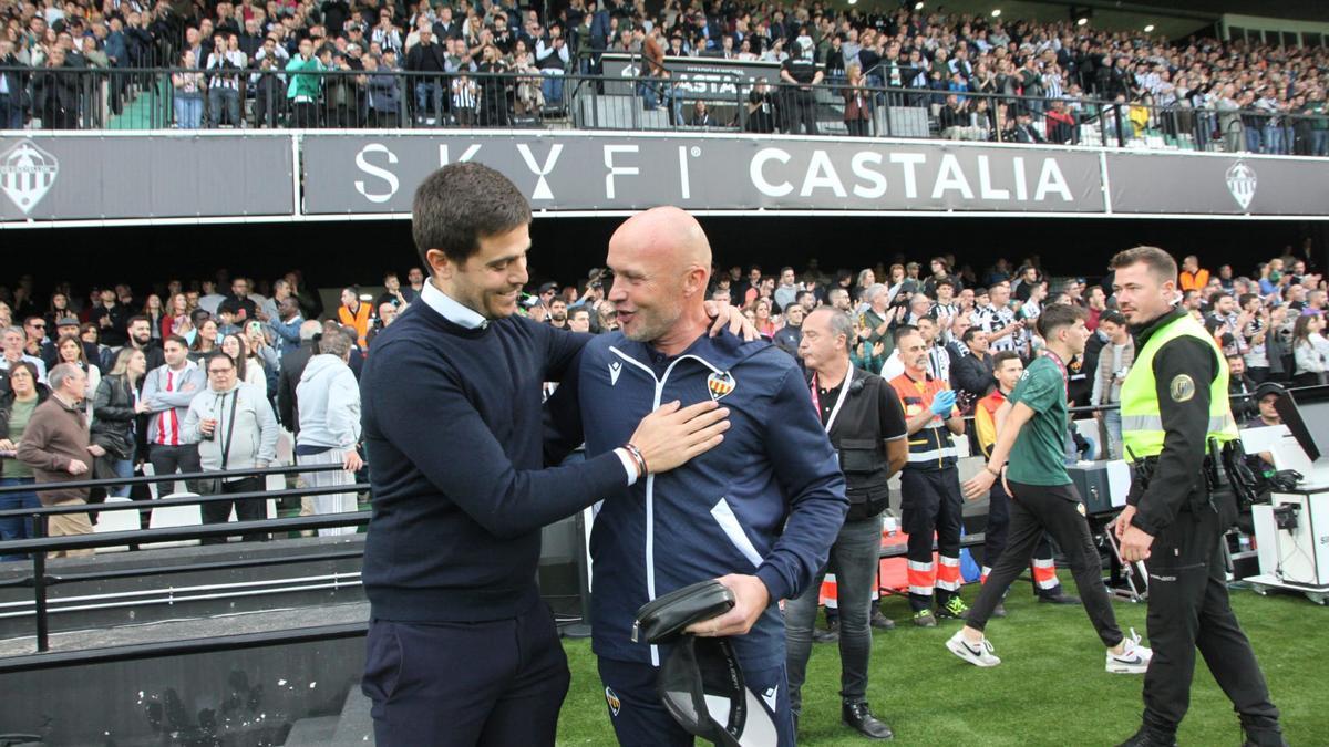 Dick Schreuder con el técnico del Mirandés, Alessio Lisci, antes del encuentro.