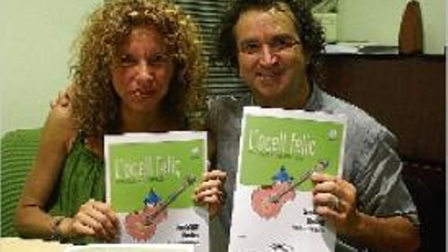 Laia Giné i Joan Antoni Martínez, amb el llibre &quot;L&#039;ocell feliç&quot;