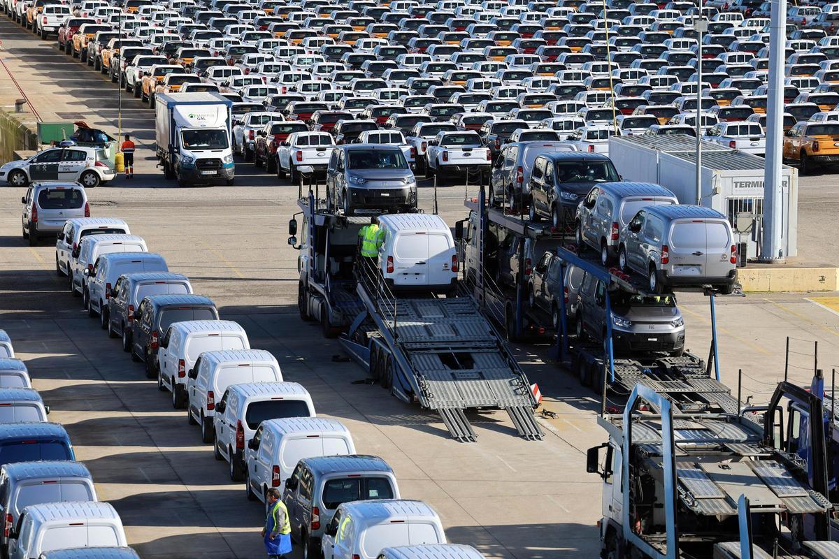 Coches de Stellantis Vigo almacenados en Bouzas.