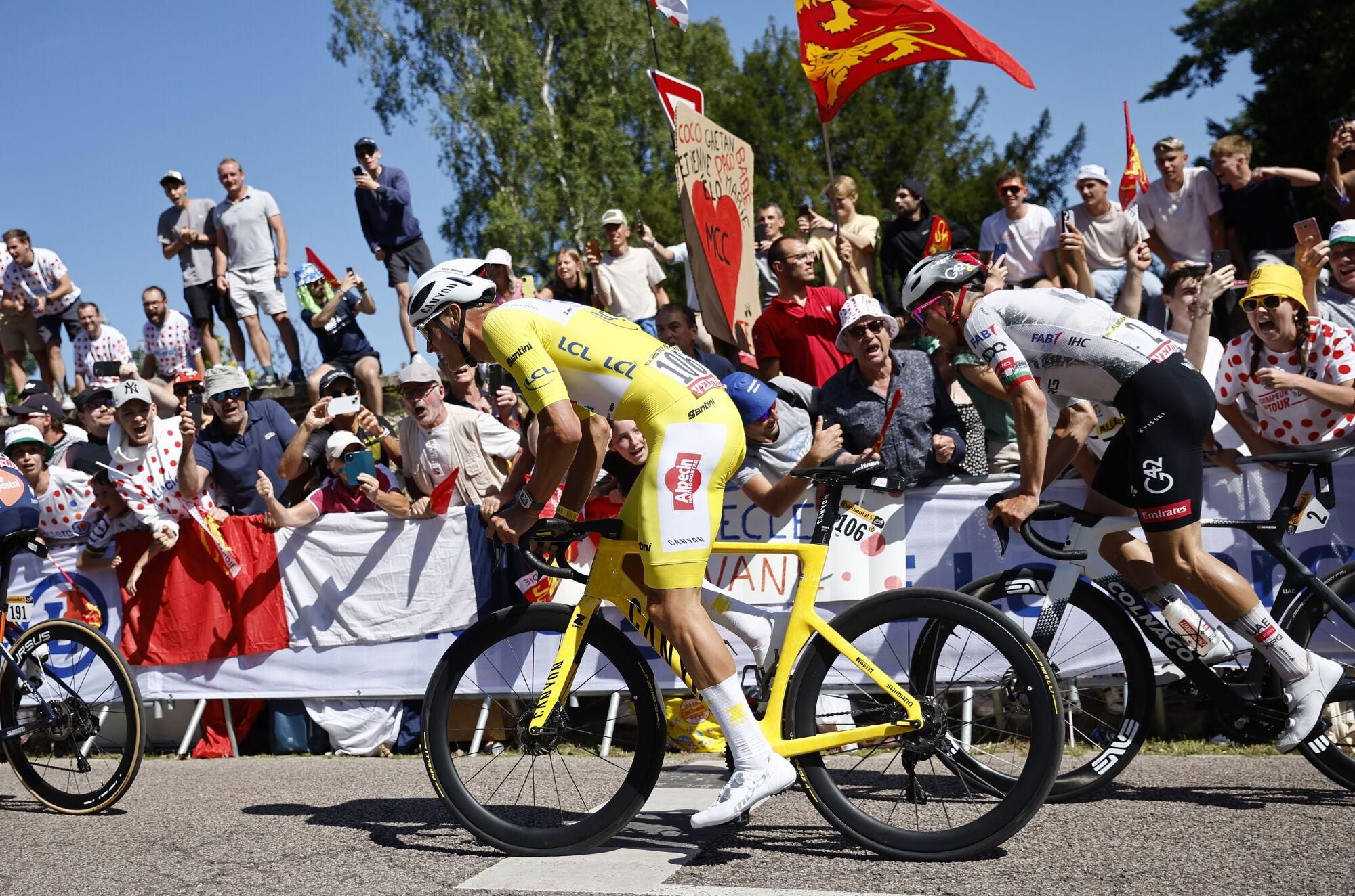 (France), 08/07/2025.- Dutch rider Mathieu Van Der Poel of Alpecin - Deceuninck team in action during the 4th stage of the Tour de France cycling race over 174.2km from Amiens to Rouen, France, 08 July 2025. (Ciclismo, Francia) EFE/EPA/MARTIN DIVISEK