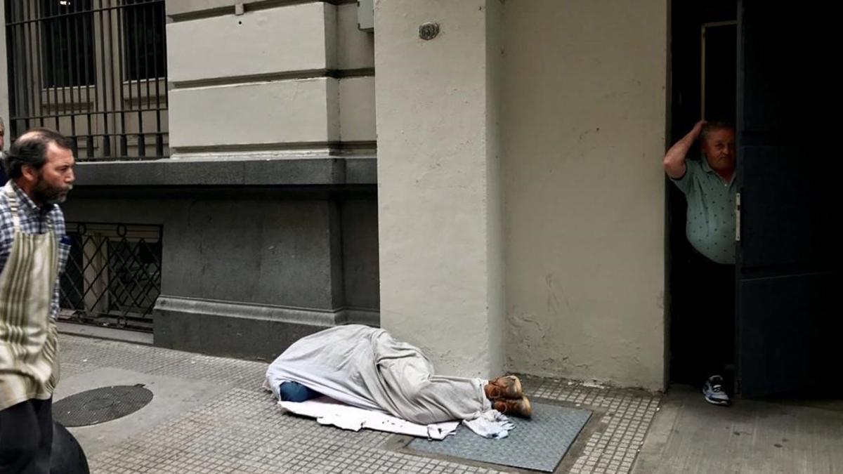 Una persona duerme en plena calle en Buenos Aires.