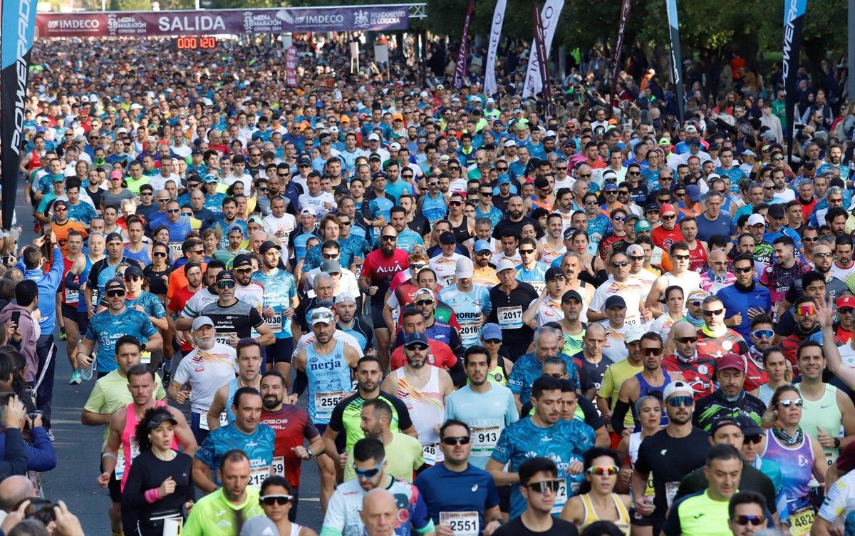Primeros metros de la Media Maratón de Córdoba del 2024.