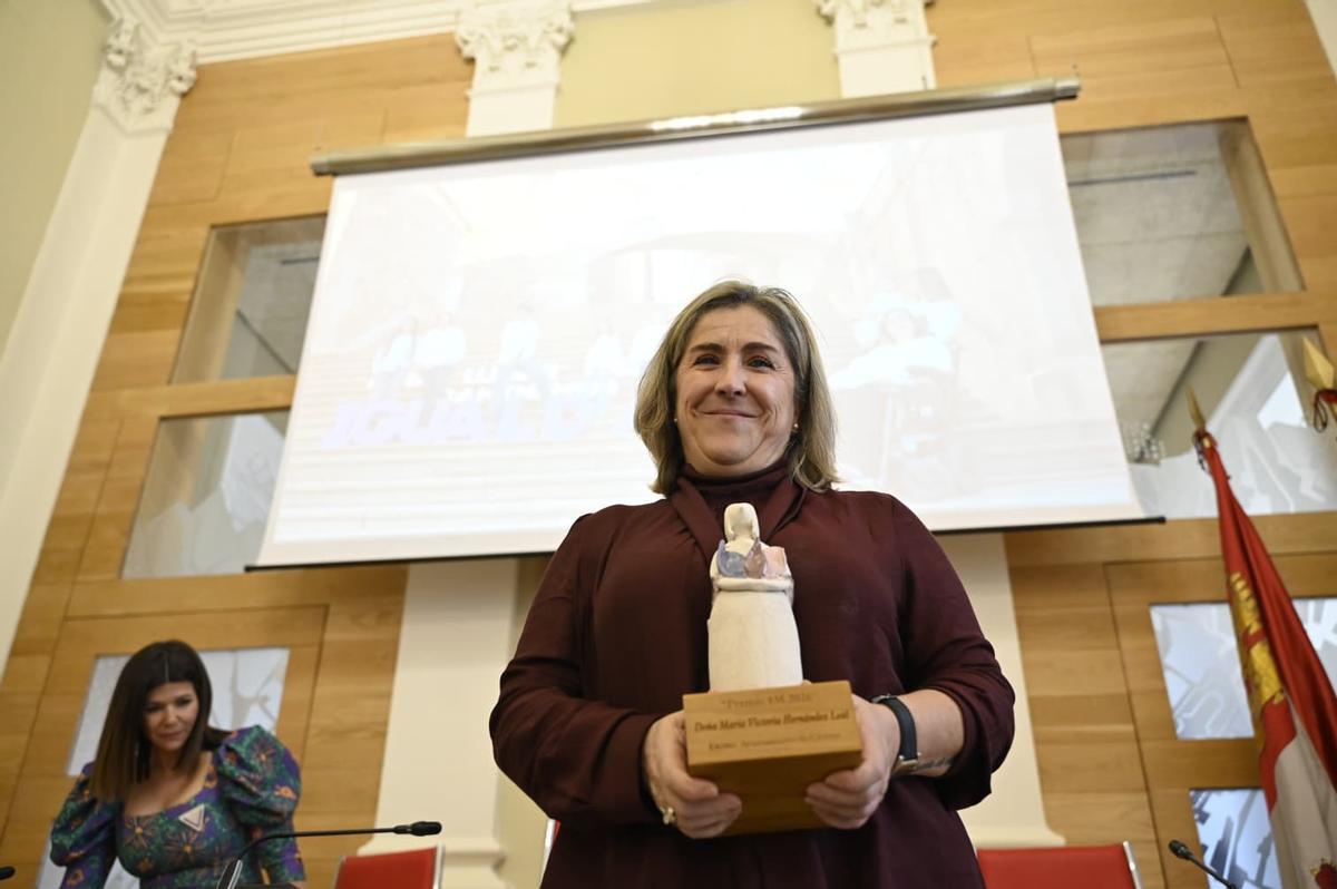 Mariví Hernández recibe el galardón.