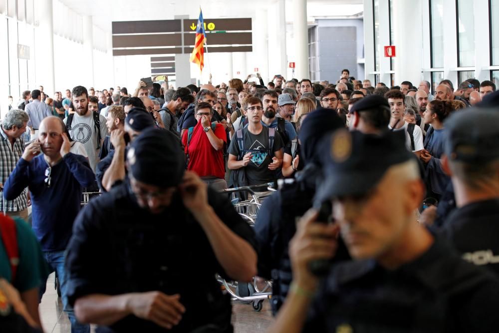 Els manifestants concentrats al Prat i forta presència policial