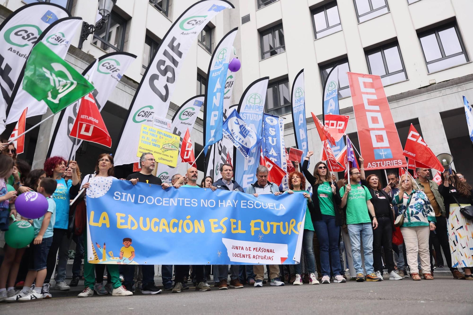 EN IMÁGENES: La gran movilización de profesores de este domingo en Oviedo