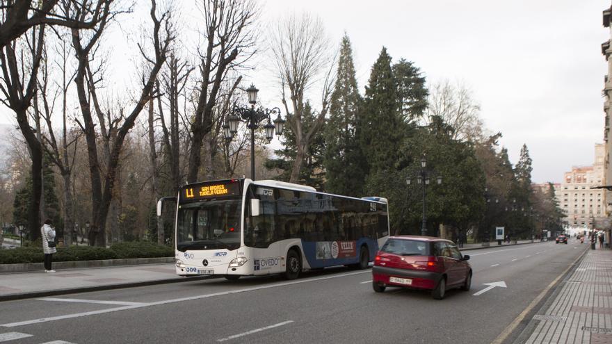 Detenido un hombre de 75 años por abusar de dos jóvenes en autobuses urbanos de Oviedo