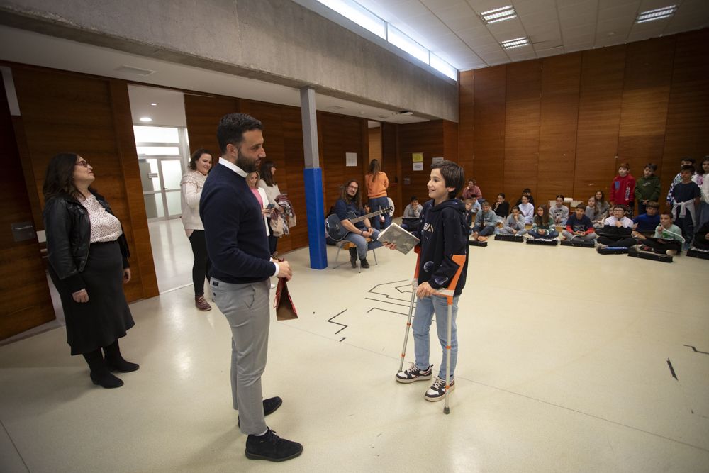 El alcalde de Sagunt felicita al alumno ganador de un certamen nacional de poesía