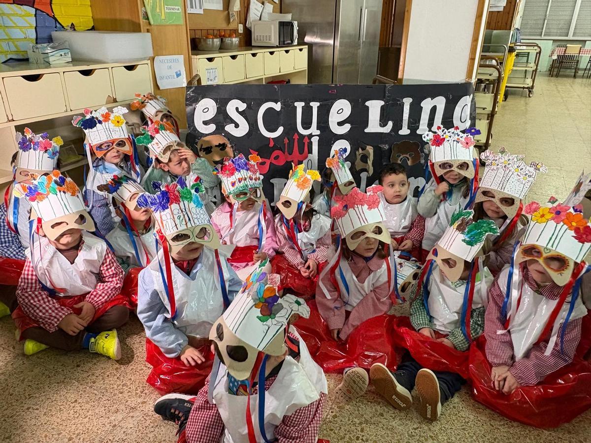 Los alumnos de infantil vestidos de "xamasqueiros".