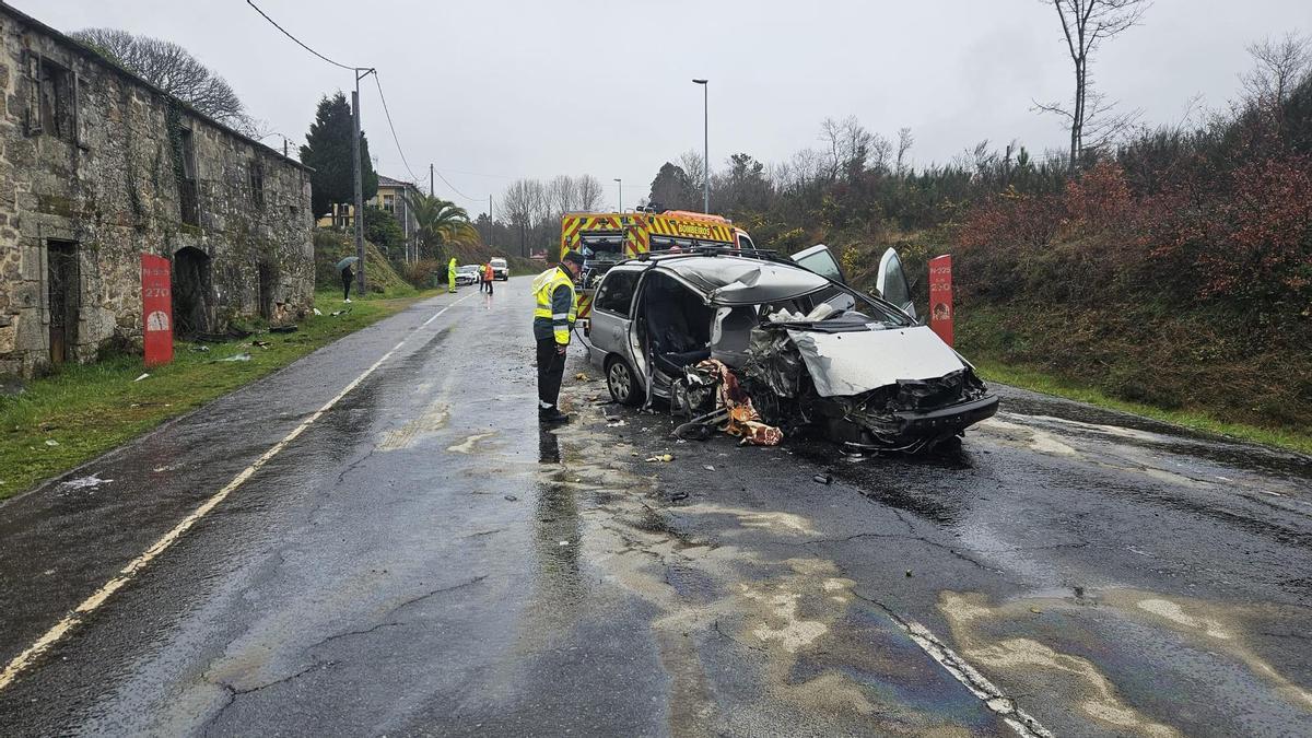 Viaje accidentado de una familia: dos heridos graves en una colisión contra una casa en el municipio ourensano de Piñor
