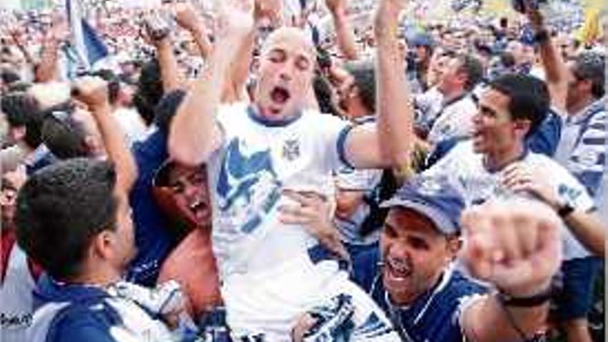 Óscar Pérez, llavors al Tenerife, celebra l&#039;ascens amb l&#039;afició a la gespa.