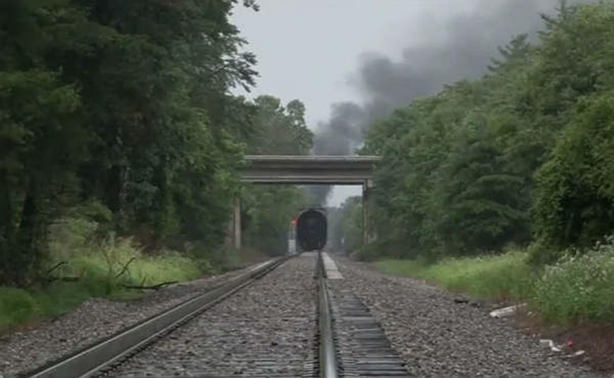 A las afueras de la ciudad de Knoxville un tren cargado con gas tóxico ha descarrilado, provocando así un incendio que ha lanzado gases tóxicos a la atmosfera. 