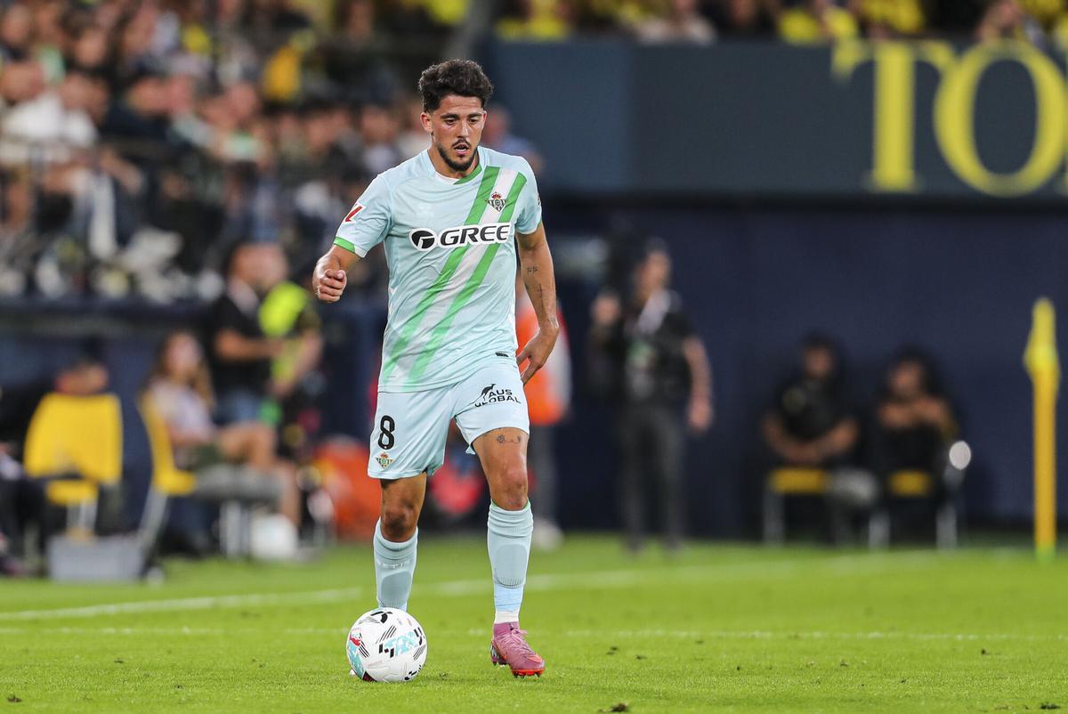 Pablo Fornals en acción en el empate a dos de Villarreal y Betis en La Cerámica en la jornada 9 de LaLiga.