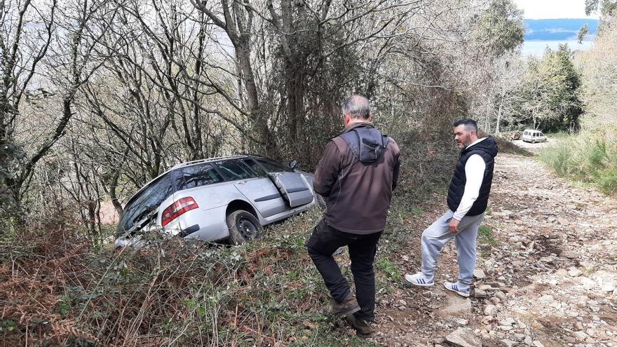 El GPS dirige a un conductor de Vigo a una pista forestal de Cela y su coche acaba contra un árbol