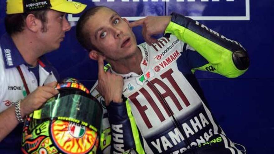 Rossi, ayer en boxes, junto a uno de sus mecánicos