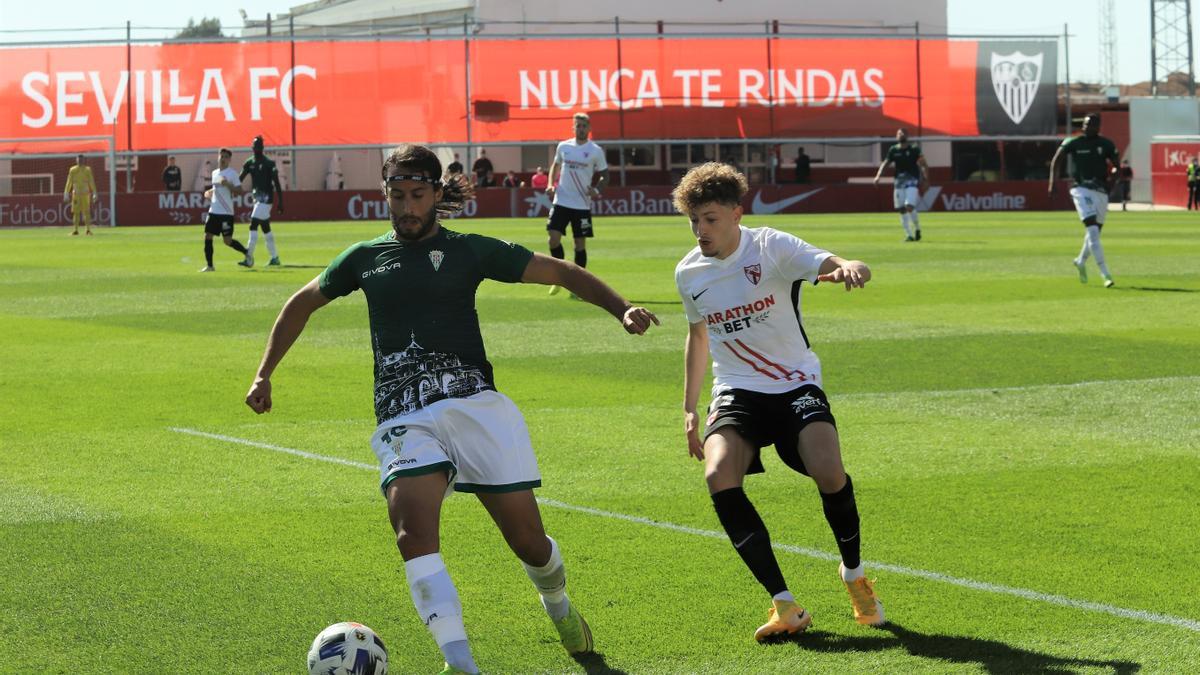 Simo, ante Mario Ortiz, en el Sevilla Atlético-Córdoba CF de la pasada temporada.