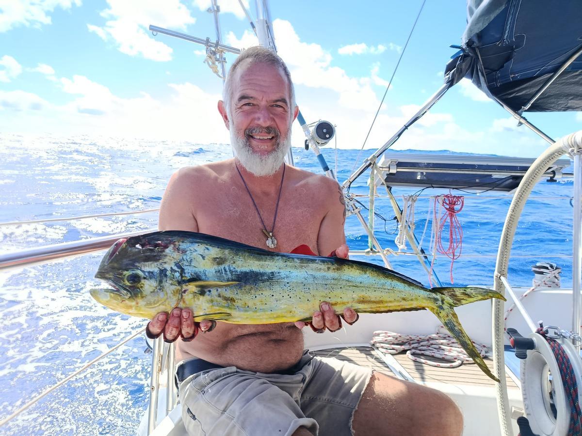 Ignacio pesca un dorado en el "Embat".