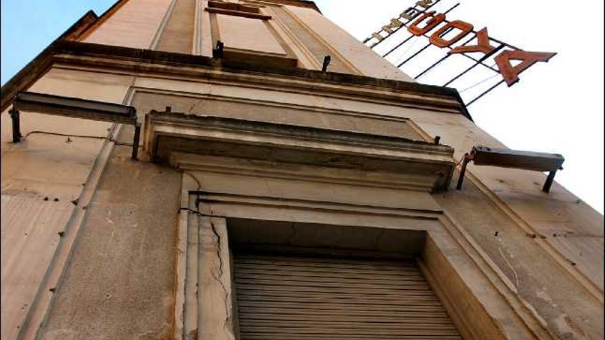 Las marquesinas

 que protegen las puertas del Cine Goya amenazan con desprenderse según un informe técnico