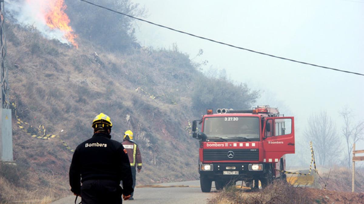 Varios bomberos, en las tareas de extinción del incendio del Baix Pallars.