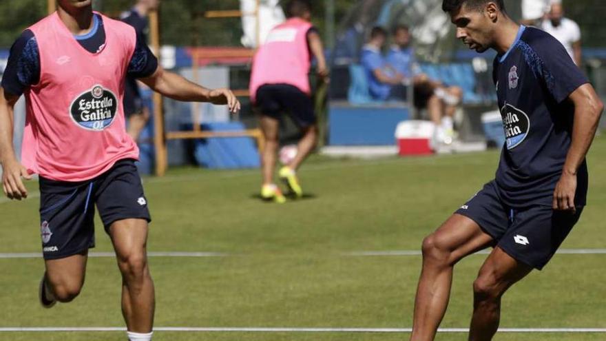 Juanfran golpea el balón durante el entrenamiento de ayer en presencia de Luis Fernández.