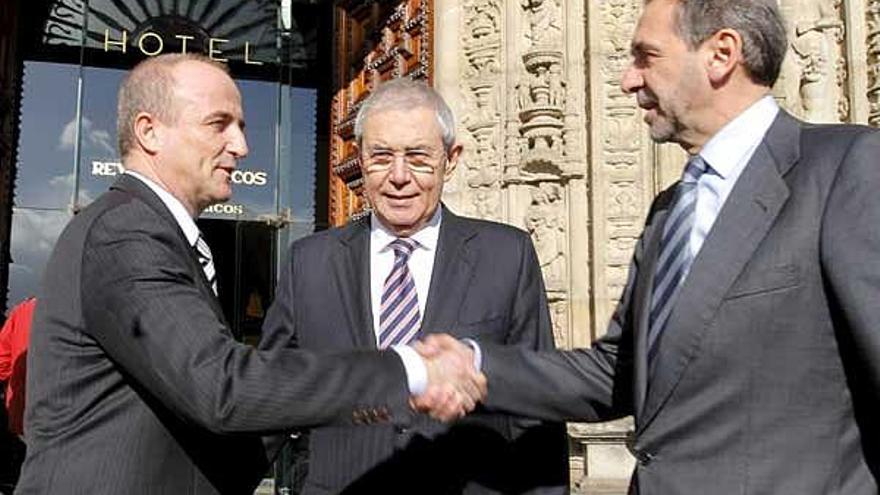 El ministro de Industria, Miguel Sebastián (i), el presidente de la Xunta, Emilio Pérez Touriño (c) y el conselleiro de Economía José Ramón Fernández Antonio, tras la reunión