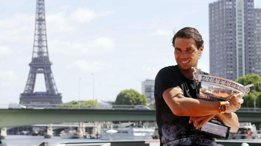 Rafa Nadal posa con su décimo Roland Garros, con la torre Eiffel a sus espaldas.