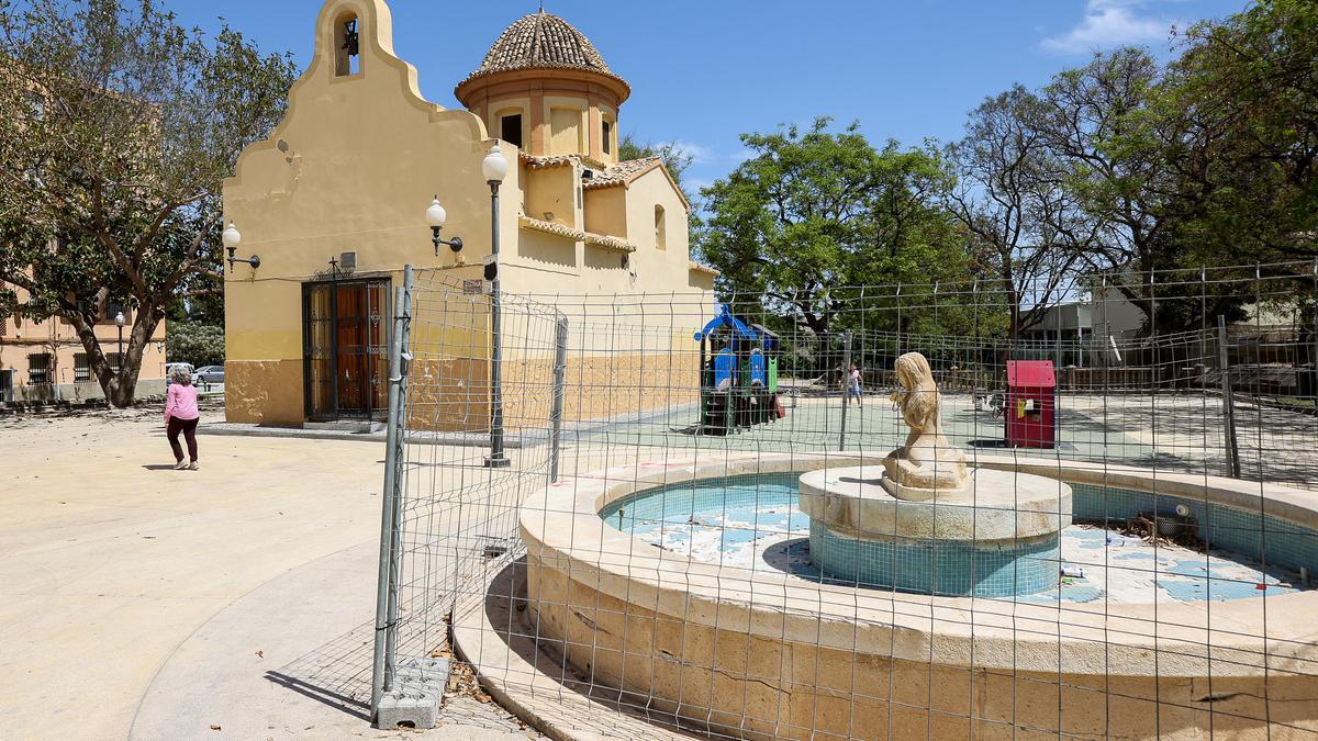 La fuente de la ermita de Villafranqueza, vallada tras las grietas que le surgieron.