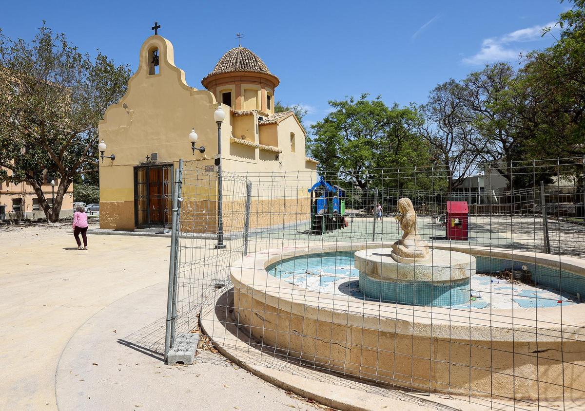 La fuente de la ermita de Villafranqueza, vallada tras las grietas que le surgieron.