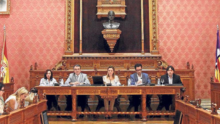 El pleno del Consell, presidido por un cuadro de una crucifixión.