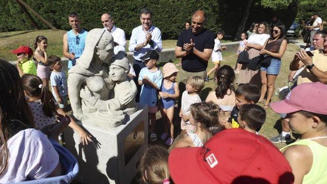 Autoridades y público admiran la nueva escultura «Nai e fillo».