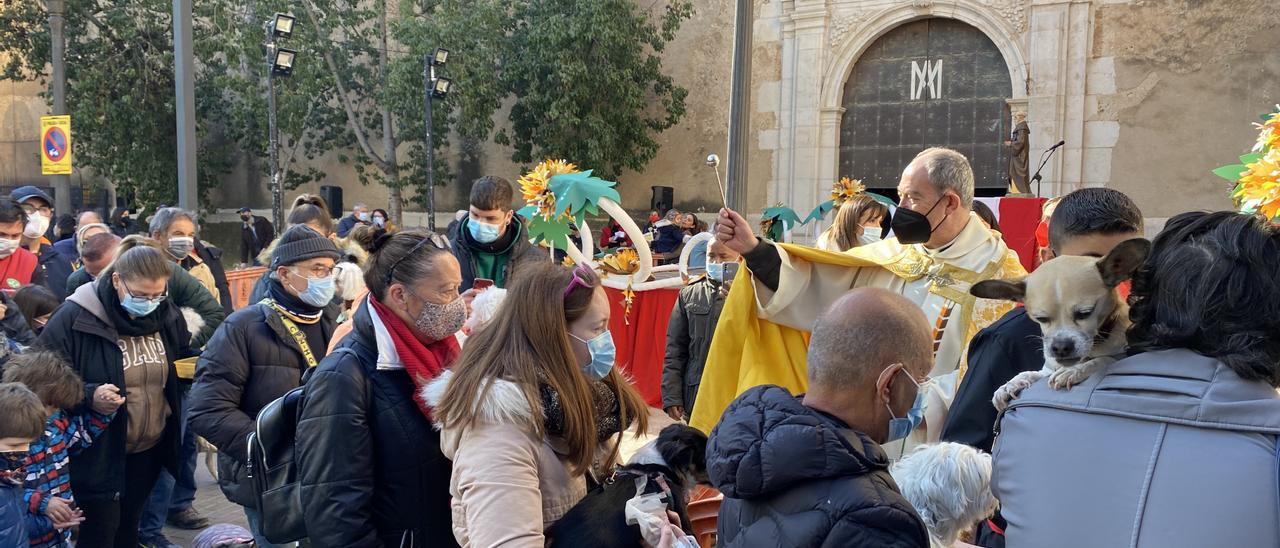 Se dividió a los asistentes en dos filas para garantizar la distancia social.